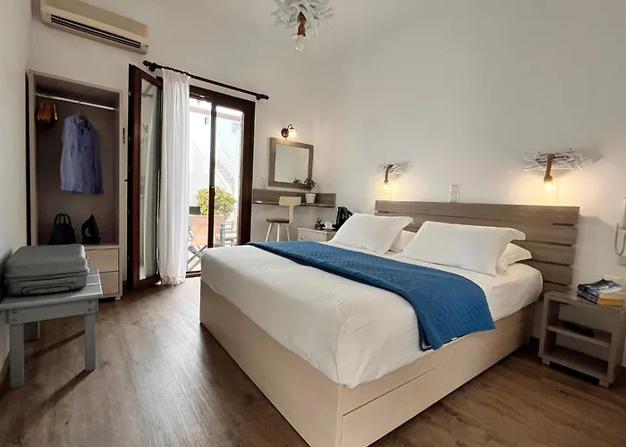 מלון Christina Hotel, Adults Only, Heated Salt Water Pool