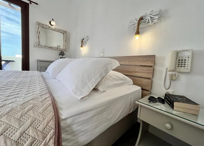 מלון Christina Hotel, Adults Only, Heated Salt Water Pool 2*