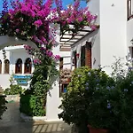 Christina Hotel, Adults Only, Heated Salt Water Pool Náusza